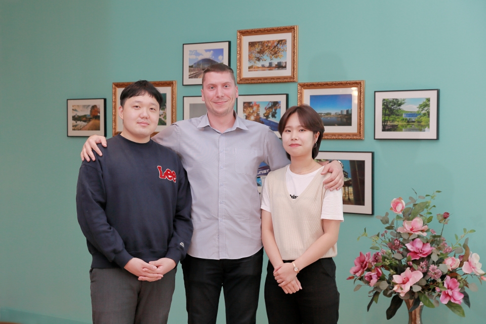 (왼쪽부터) 이현준 연구원, 보리스 브리글제비치 연구원, 김아연 연구원 [사진=UNIST]
