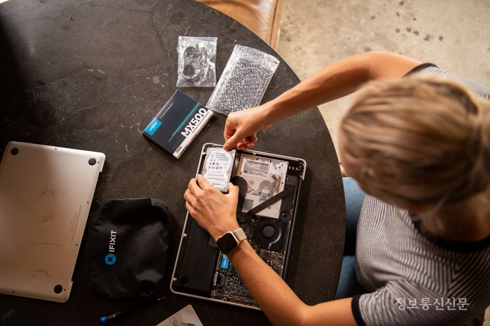 구매한 제품을 직접 수리할 수 있는 수리권을 보장하려는 움직임이 일고 있다. [사진=ifixit]