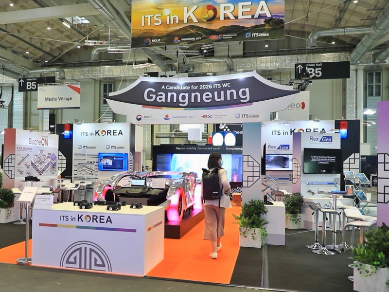 LG유플러스는 지난 11~15일 독일 함부르크 메세(Hamburg Messe)에서 열린 제27회 ITS 세계총회에서 ‘기업 부문 명예의 전당상(공로상)’을 받았다고 17일 밝혔다. [사진=LG유플러스]