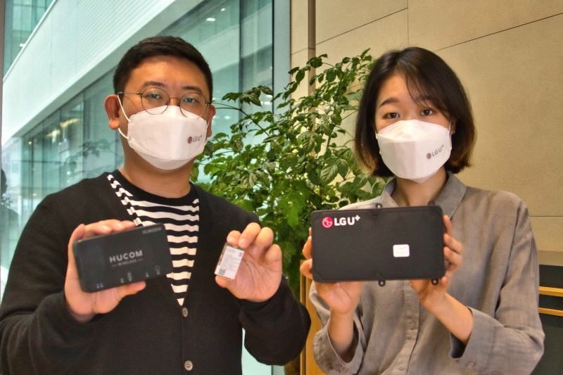 LG유플러스는 B2B용 5G 28㎓ 주파수대역(n257)을 사용하는 상용 통신모듈(HM-950L)과 라우터(HE-950L), 외장형안테나를 선보였다고 18일 밝혔다. [사진=LG유플러스]