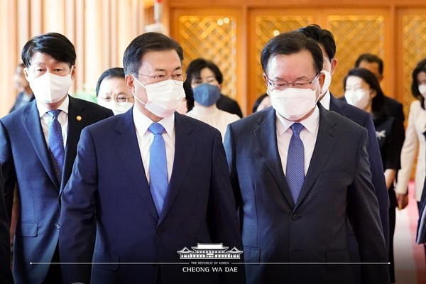 문재인 대통령이 합리적 망 이용대가에 대한 정책 마련을 주문했다. [사진=청와대]