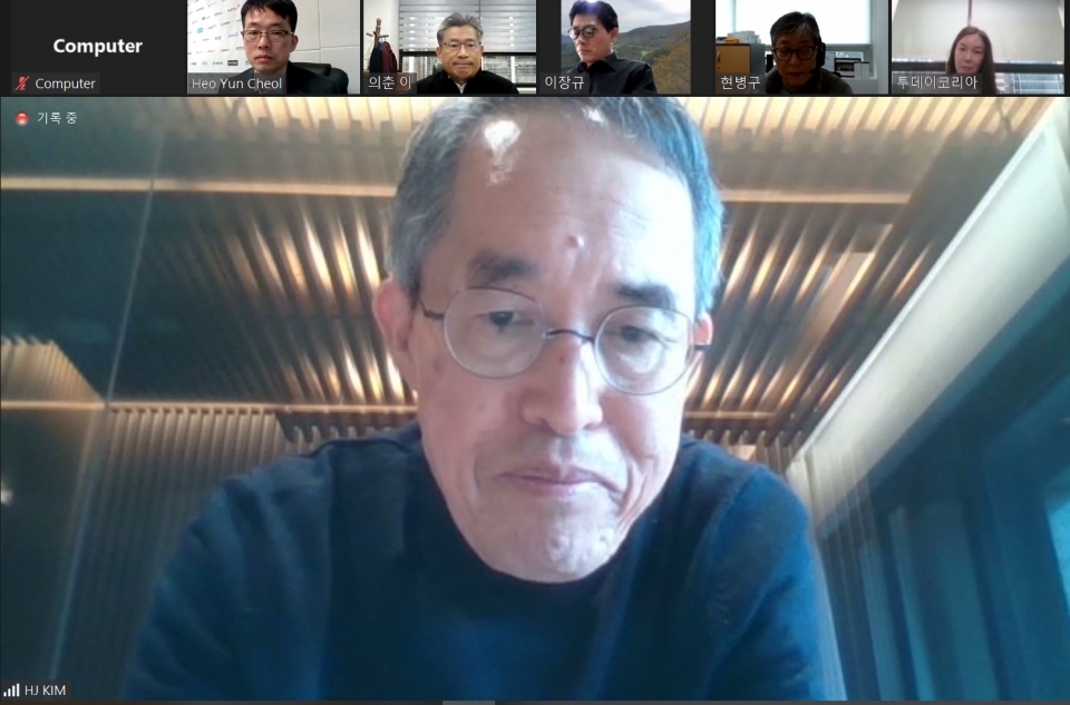18일 줌으로 열린 제1회 KINA 월례 CEO 특강에서 김형중 고려대학교 정보보호대학원 교수가 특강을 진행하고 있다.