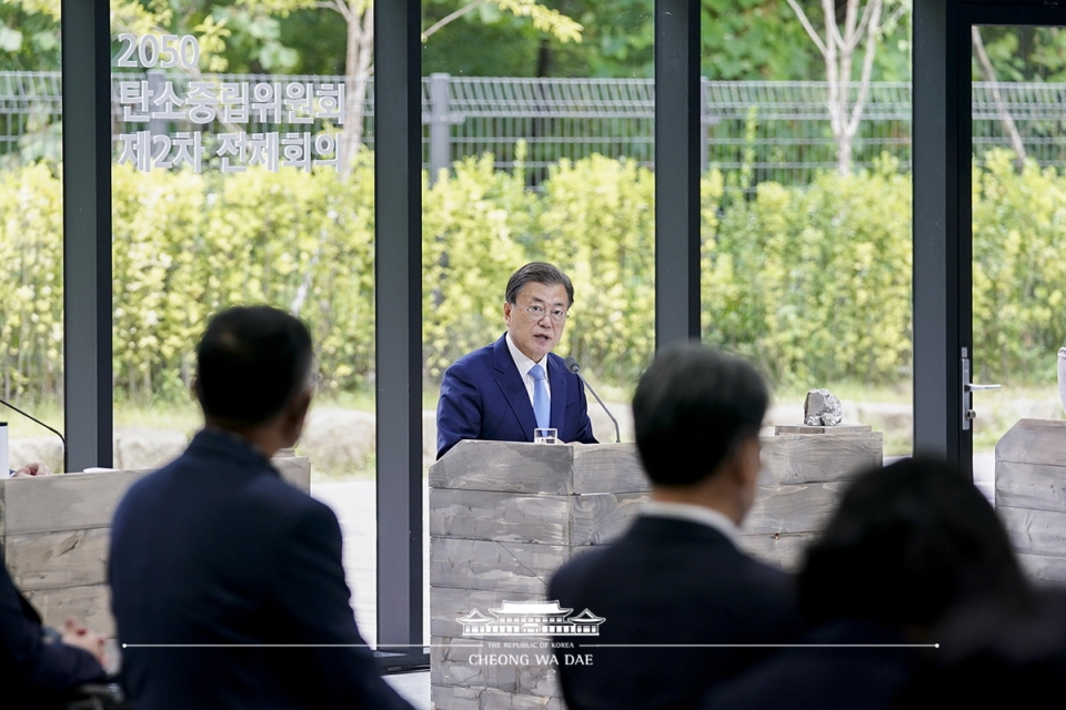 문재인 대통령은 18일 열린 ‘2050 탄소중립위원회 제2차 전체회의’에 참석해, 탄소중립을 향한 강력한 의지를 표명했다. [사진=청와대]