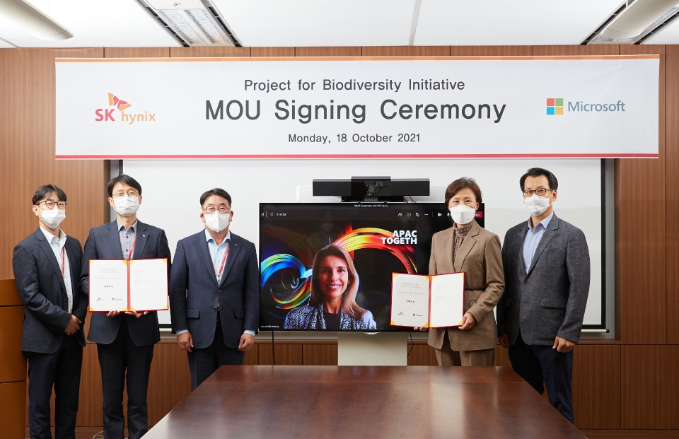 마이크로소프트와 SK하이닉스가 안성천 종 다양성 연구 및 디지털 그린 인재 양성 사업을 위한 파트너십을 체결했다. (왼쪽부터 조성봉 SK하이닉스 SV 전략 팀장, 김윤욱 SK하이닉스 지속경영담당 부사장, 김동섭 SK하이닉스 대외협력총괄 사장, 안드레아 델라 마테아(Andrea Della Mattea) 마이크로소프트 아시아 태평양 지역 사장, 이지은 한국마이크로소프트 대표, 김원태 한국마이크로소프트 엔터프라이즈 글로벌 사업부문장)
