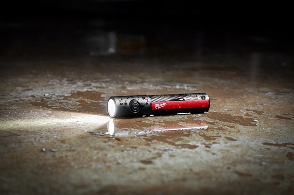 ‘충전식 손전등(IR FL500)’ 현장 활용 모습. [사진=밀워키]