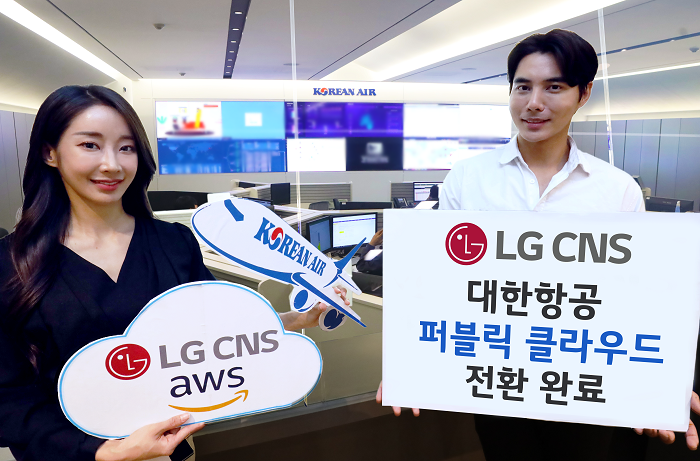LG CNS가 대한항공 클라우드 커맨드센터에서 클라우드 전환 완료를 알리고 있는 모습. [사진=LG CNS]