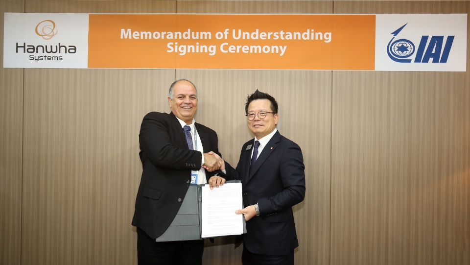 금일(21일) 한화시스템과 이스라엘 대표 방산 기업 엘타시스템이 ‘AESA레이다 수출을 위한 업무협약’을 체결하는 모습.요아브 트루지만(Yoav Tourgeman) 엘타시스템 CEO(사진 왼쪽)와 어성철 한화시스템 대표이사(사진 오른쪽). [사진=한화시스템]