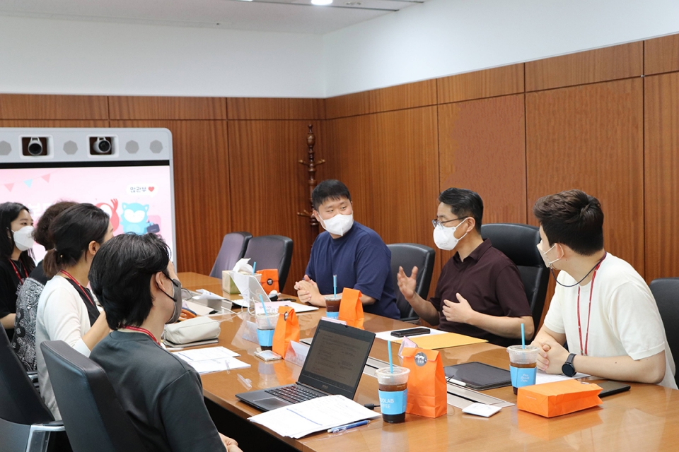 롯데정보통신 노준형 대표이사(오른쪽 가운데)와 MZ세대로 구성된 주니어보드 멤버들이 이야기를 나누고 있다. [사진=롯데정보통신]