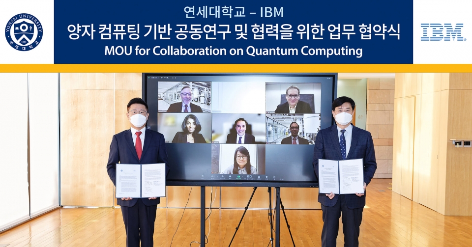 연세대 서승환 총장(오른쪽)과 한국IBM 원성식 사장, 줌(ZOOM) 참석자 (상단 왼쪽부터) 케네스 우드(Kenneth Wood) IBM 퀀텀 글로벌 신사업 개발 담당 전무, 제이 갬베타(Jay M Gambetta) IBM 연구소 수석 연구원 및 퀀텀 컴퓨팅 담당 부사장, (중단 왼쪽부터) 아파르나 프라브하카(Aparna Prabhaka) IBM 퀀텀 파트너 에코 시스템 담당 부사장, 다리오 길(Dario Gil) IBM 수석 부사장 및 IBM 연구소장, 레자 사나티니아(Reza Sanatinia) IBM 퀀텀 신사업 개발 담당 상무, (하단) 백한희 IBM 퀀텀 연구소 연구원