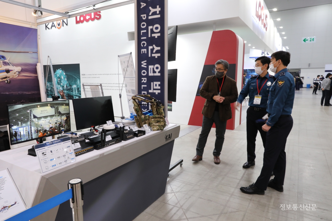 박람회에서 관람객들이 오션씨앤씨의 하이비전 제품군에 대한 설명을 듣고 있다.