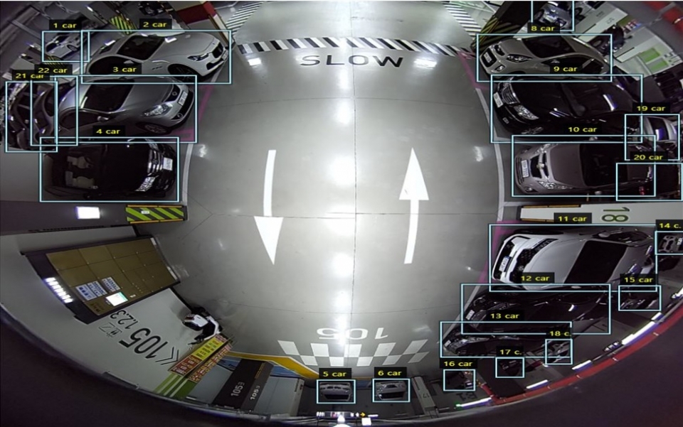 카메라에 탑재된 AI기능으로 주자창 내 차량을 탐지하는 모습. [사진=큐디스]