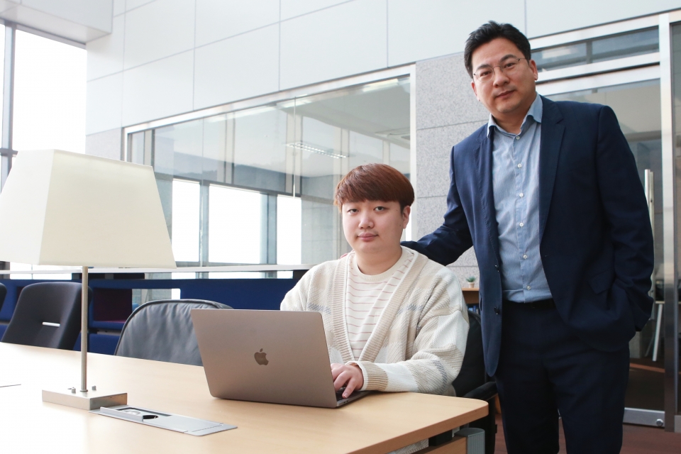 황재윤 DGIST 정보통신융합전공 교수(오른쪽), 이경수 박사과정생(왼쪽). [사진=DGIST]