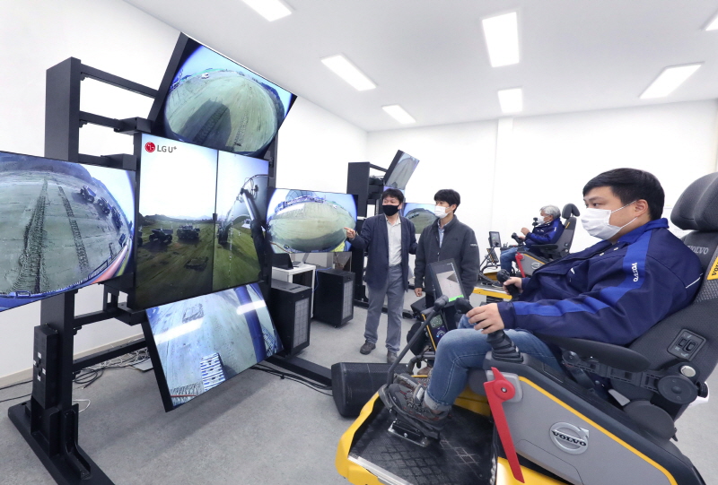 LG유플러스는 세종 스마트시티 국가시범도시 개막식에서 5G 원격제어 건설자동화 장비를 선보였다고 2일 밝혔다. 사진은 볼보건설기계 엔지니어들이 원격관제센터에서 5G 원격제어 솔루션의 실시간 영상을 보며 흙을 쌓고 땅을 파는 트렌치 작업을 하는 모습. [사진=LG유플러스]