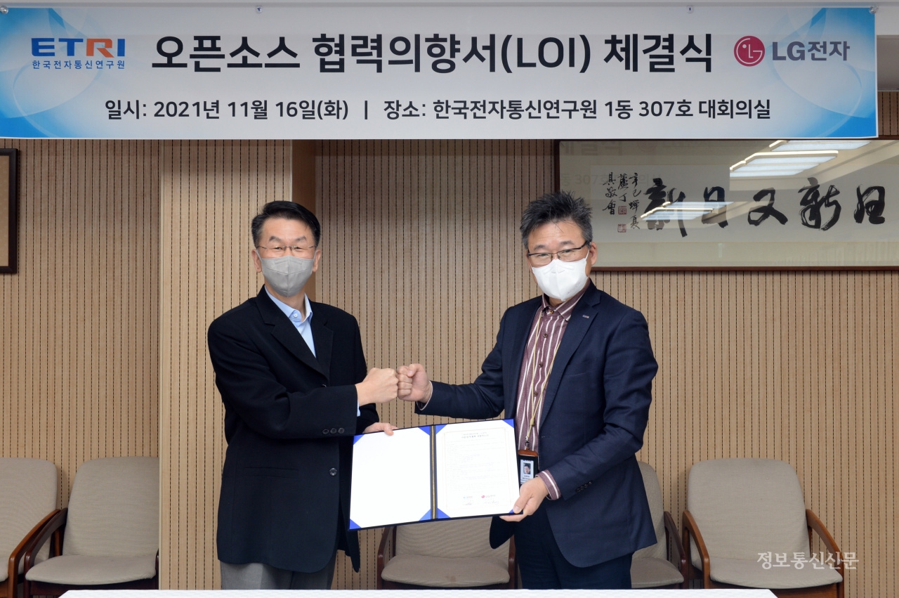 ETRI와 LG전자의 오픈소스 협력의향서(LOI) 체결 모습. (왼쪽부터) 장문석 LG전자 CTO 부문 전무, 김형준 ETRI 지능화융합연구소장. [사진=ETRI]