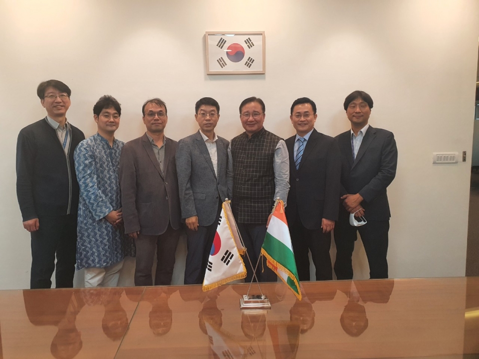 왼쪽부터 Chirst University Digital Innovation Center 김용운 교수, IIM Bangalore 맹현철 교수, ​​이승철​ KIST 한인도협력센터장, 원상호 NIIPA 한인도SW상생협력센터 소장, 김동규 KOTRA 뱅갈루루 무역관장,  Chirst University 연규득 교수, KOTRA 이영일 부장
