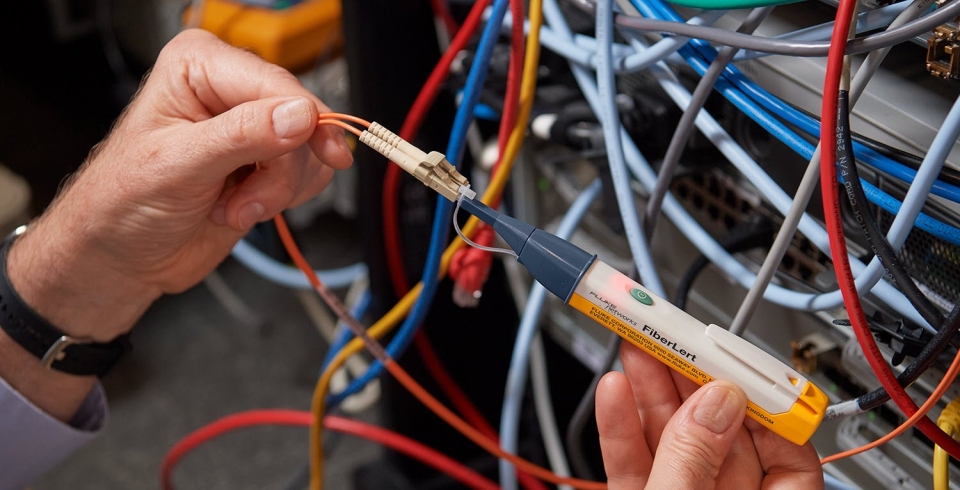 플루크네트웍스의 실시간 광 탐지기 신제품 ‘파이버럿(FiberLert)’. [사진=플루크네트웍스]