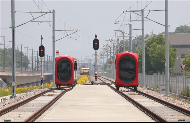 오송 철도종합시험선로에서 열차 간 정밀 간격 제어 시험 중인 5G기반 자율주행 열차. [사진=철도연]