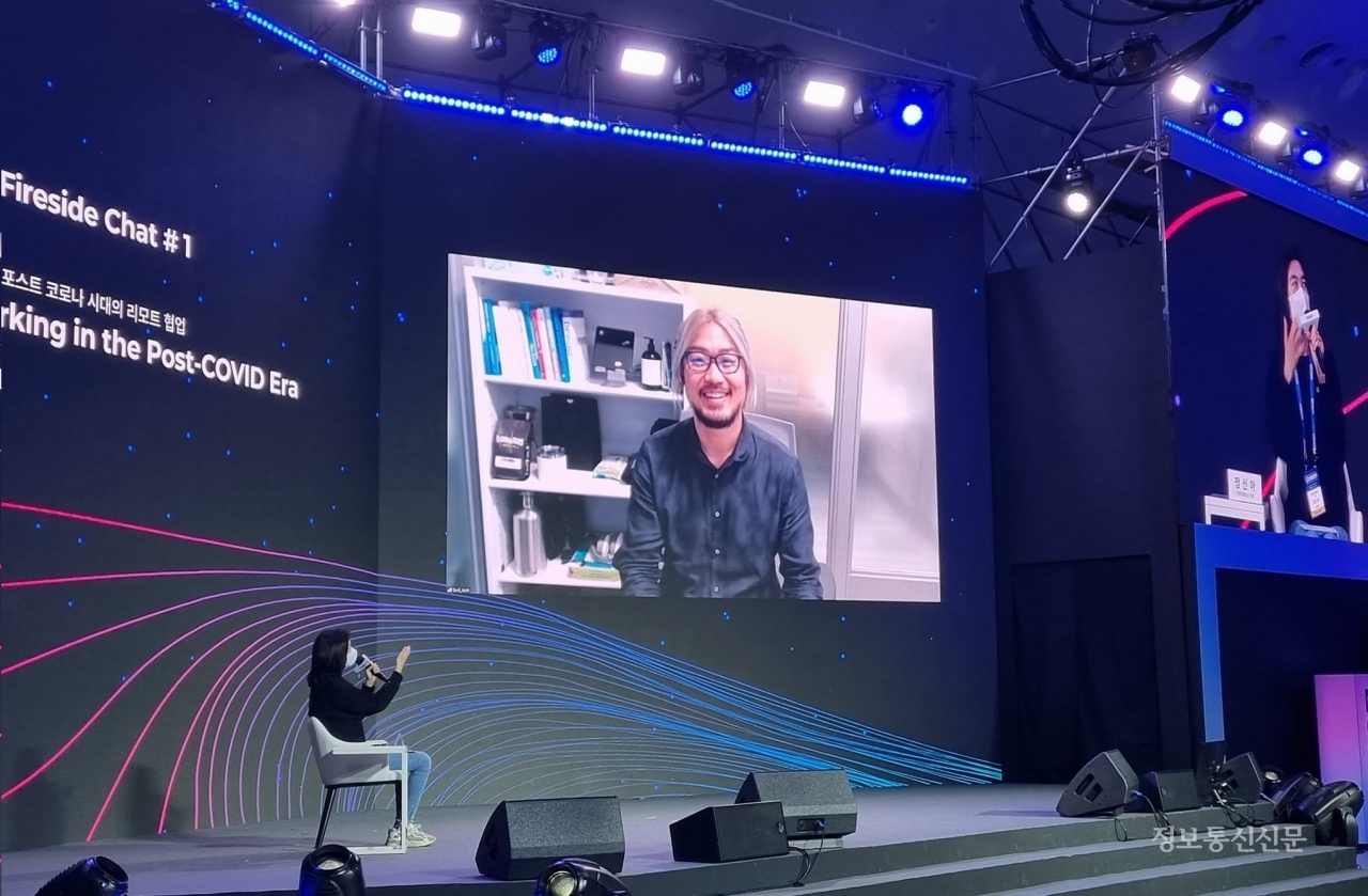 이주환 스윗 대표가 '컴업 2021'에서 정신아 카카오벤처스 대표와 함께 '포스트코로나 시대의 리모트 협업'를 주제로 발표했다. [사진=스윗]