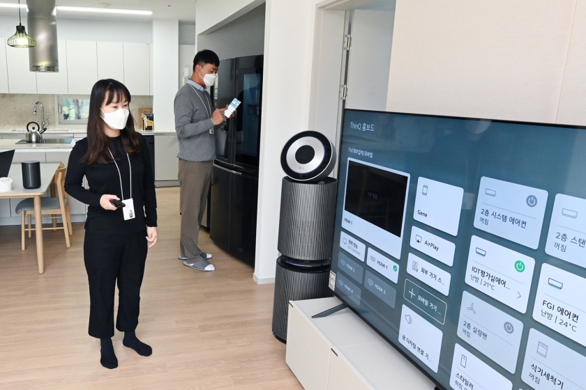 LG전자 연구원들이 홈IoT익스피리언스랩에 설치된 스마트 가전을 활용해 서비스를 검증하고 있다. [사진=LG전자]