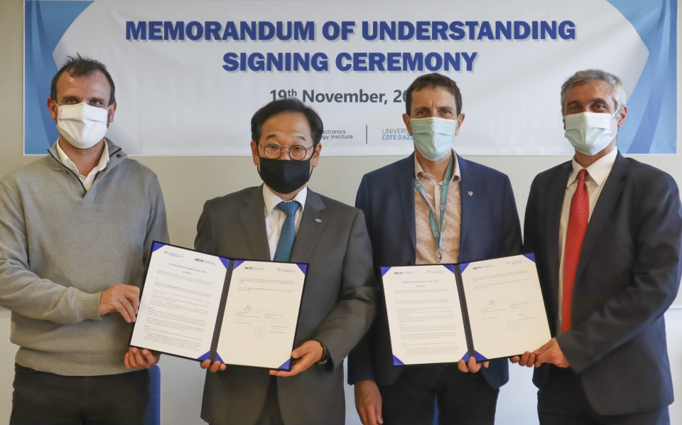 김영삼 KETI 원장(왼쪽 두 번째)과 알렉산드레 카미나다 코트다쥐르 대학 엔지니어링 스쿨 학과장(오른쪽 두 번째) 등 주요 관계자가 MOU 체결 후 기념촬영을 했다. [사진=KETI]