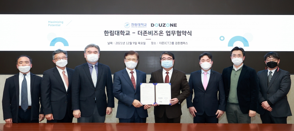 더존비즈온은 9일 더존ICT그룹 강촌캠퍼스에서 한림대학교와 ‘디지털 헬스케어 공동연구 수행 및 디지털 헬스케어·IT 전문인력 양성’을 위한 업무협약을 체결했다. 사진 왼쪽부터 한림대 정태경 인공지능융합학부 교수, 한림대 고형석 빅데이터·AI센터장, 한림대 김유섭 AI융합연구원장, 한림대 최양희 총장, 더존ICT그룹 김용우 회장, 더존에듀캠 윤성태 대표, 더존비즈온 송호철 플랫폼사업부문 대표, 한림대 이석각 산학협력단 팀장. [사진=더존비즈온]
