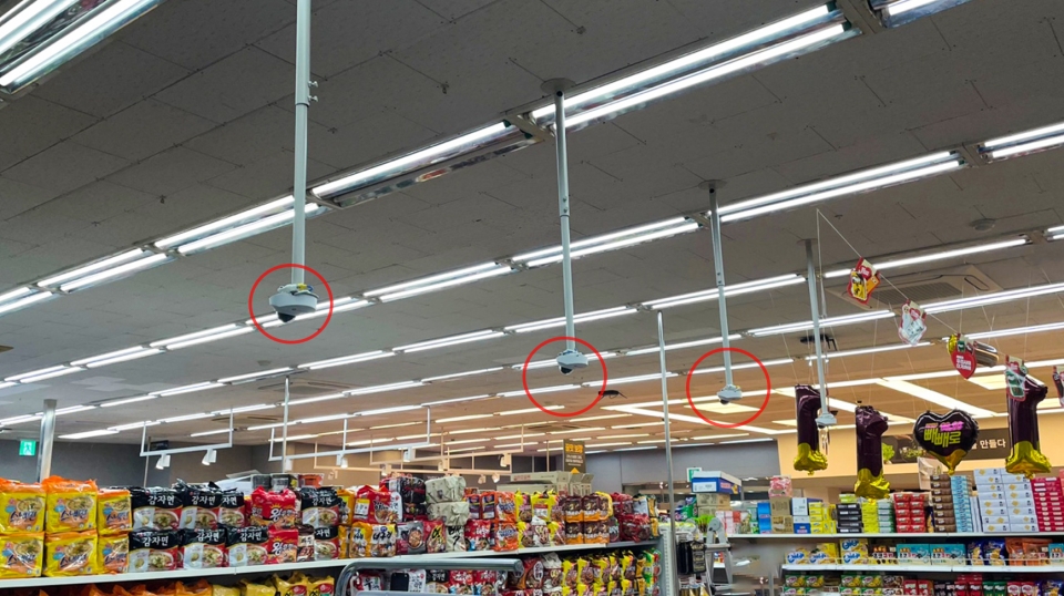 고객동선 분석을 위해 매장 내부에 설치된 결품관리탐지용 기기 [사진=롯데정보통신]