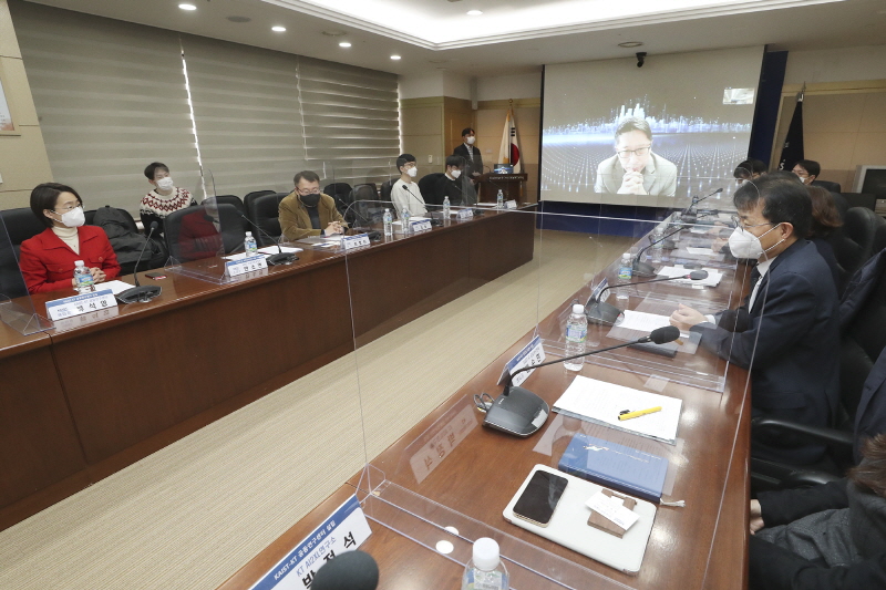 킥오프 행사에서 참석자들이 차세대 AI 및 인간중심 AI 구현을 위한 R&D 과제 추진과 공동연구센터 설립 및 운영 인프라 구축, KAIST에 KT 채용연계형 AI 석사과정 개설하는 것 등에 대한 논의를 하고 있다. [사진=KT]