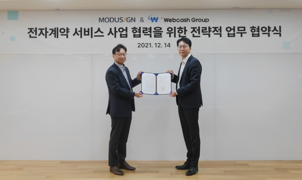 웹케시그룹과 모두싸인이 전자계약 서비스 사업 협력을 위한 전략적 업무 협약을 체결했다. (사진 왼쪽부터) 정진용 비즈플레이 부사장, 박상현 모두싸인 부대표 [사진=웹케시]