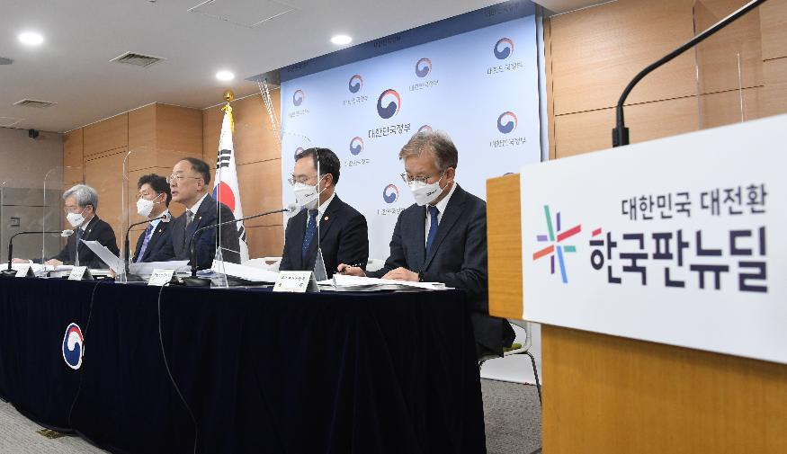 홍남기 부총리 겸 기획재정부 장관 등이 ‘2022년 경제정책방향’ 합동브리핑을 진행했다. [사진=기획재정부]