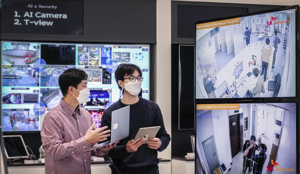 SK텔레콤 AI 개발자들이 AI기반 영상분석 기술을 연구하고 있다. [사진=SK텔레콤]