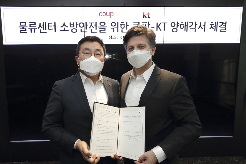 KT가 국내 대표 E-커머스 기업인 쿠팡과 손을 잡고 물류센터의 안전을 위해 손을 잡는다. 송재호 KT AI/DX융합사업부문장(부사장)과 라이언 브라운 쿠팡 환경보건안전 총괄 부사장이 기념 촬영 하고 있는 모습. [사진=KT]