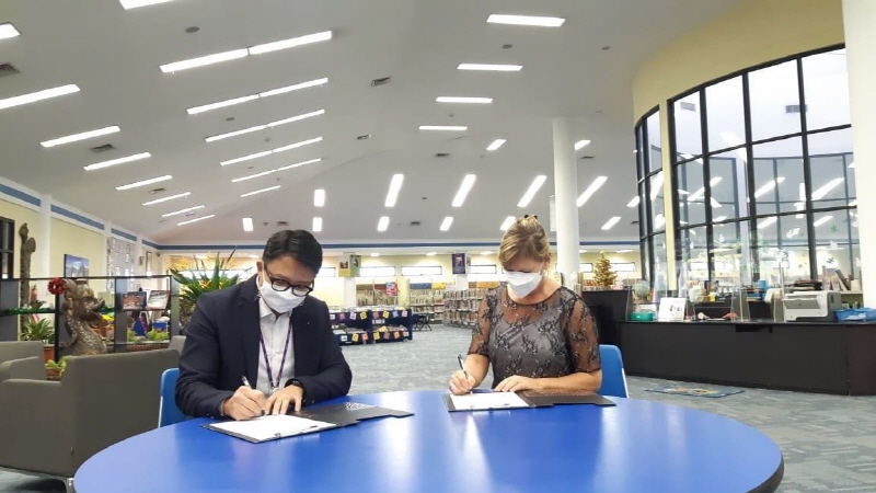 김준성 KOTRA 수라바야무역관장(왼쪽)과 수라바야 인터컬처럴 스쿨(Surabaya Intercultural School) 교장이 ESG 환경보호 교육콘텐츠 기부증서에 서명하고 있다. [사진=KOTRA]