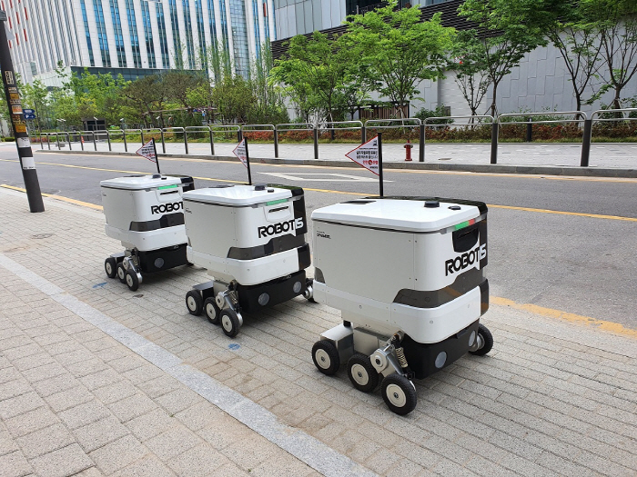 그동안 법으로 금지된 자율주행 로봇의 보도통행이 내년에 허용된다. [사진=로보티즈]