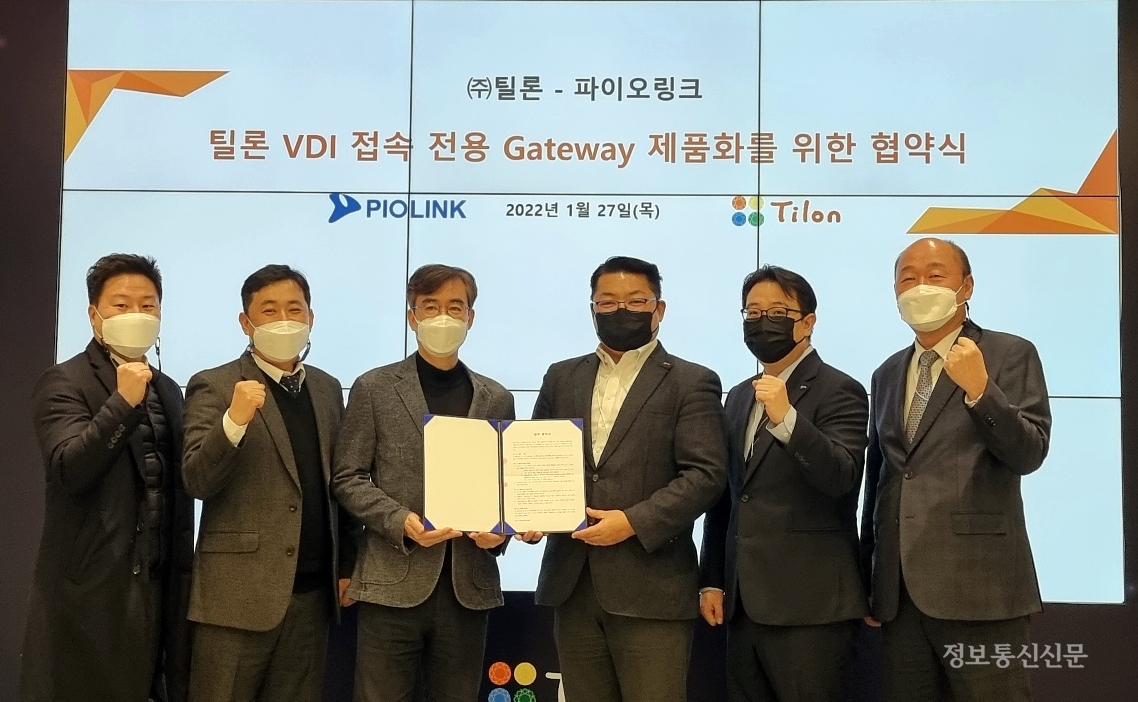 (왼쪽부터) 이상우 파이오링크 부장, 노현태 파이오링크 상무, 조영철 파이오링크 대표이사, 차진욱 틸론 부사장, 이도원 틸론 차장, 김현수 틸론 부사장이 업무협약 체결 후 기념촬영을 하고 있다. [사진=틸론·파이오링크]