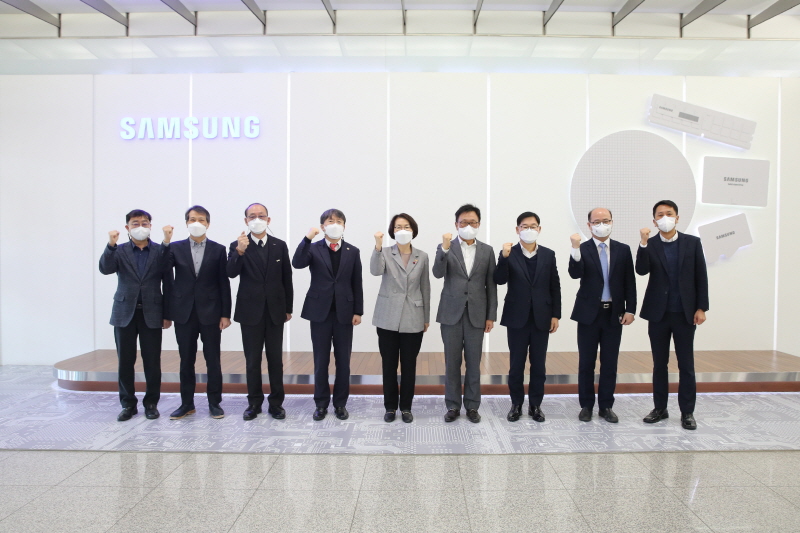 임혜숙 과학기술정보통신부 장관(가운데)이 28일 경기도 화성시 삼성전자 화성캠퍼스를 방문해 관계자들과 함께 기념촬영 하고 있다.임혜숙 과학기술정보통신부 장관이 오전 경기도 화성시 삼성전자 화성캠퍼스를 방문해 인사말을 하고 있다.