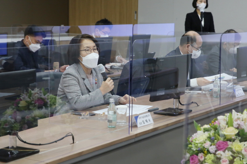 임혜숙 과학기술정보통신부 장관이 오전 경기도 화성시 삼성전자 화성캠퍼스를 방문해 인사말을 하고 있다. [사진=과기정통부]