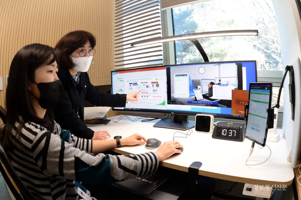 연구진이 스트레스 측정·해소 플랫폼(웰마인드)을 모니터링하고 있다. [사진=ETRI]