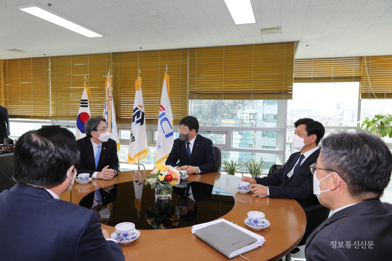 강창선 중앙회장이 조승래 미디어·ICT특위 총괄위원장, 정필모 공동위원장과 대화하고 있다.