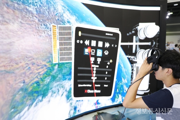 가상과 현실의 상호작용을 더욱 긴밀히 하기 위해 메타버스 콘텐츠의 표준화가 요구된다.