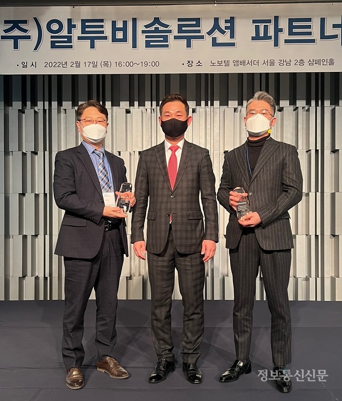 알투비솔루션은 최근 '알투비솔루션 파트너스데이'를 개최했다. (왼쪽부터) 류창열 GSITM 엑스로그 총괄매니저, 장석주 알투비솔루션 대표이사, 윤영한 디에스티인터내셔날 부사장. [사진=알투비솔루션]