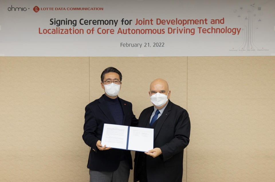 (왼쪽부터) 롯데정보통신 노준형 대표이사와 오미오(ohmio)의 모하메드 히크멧(Mohammed Hikmet) 회장이 계약 체결 후 기념사진을 촬영하고 있다.