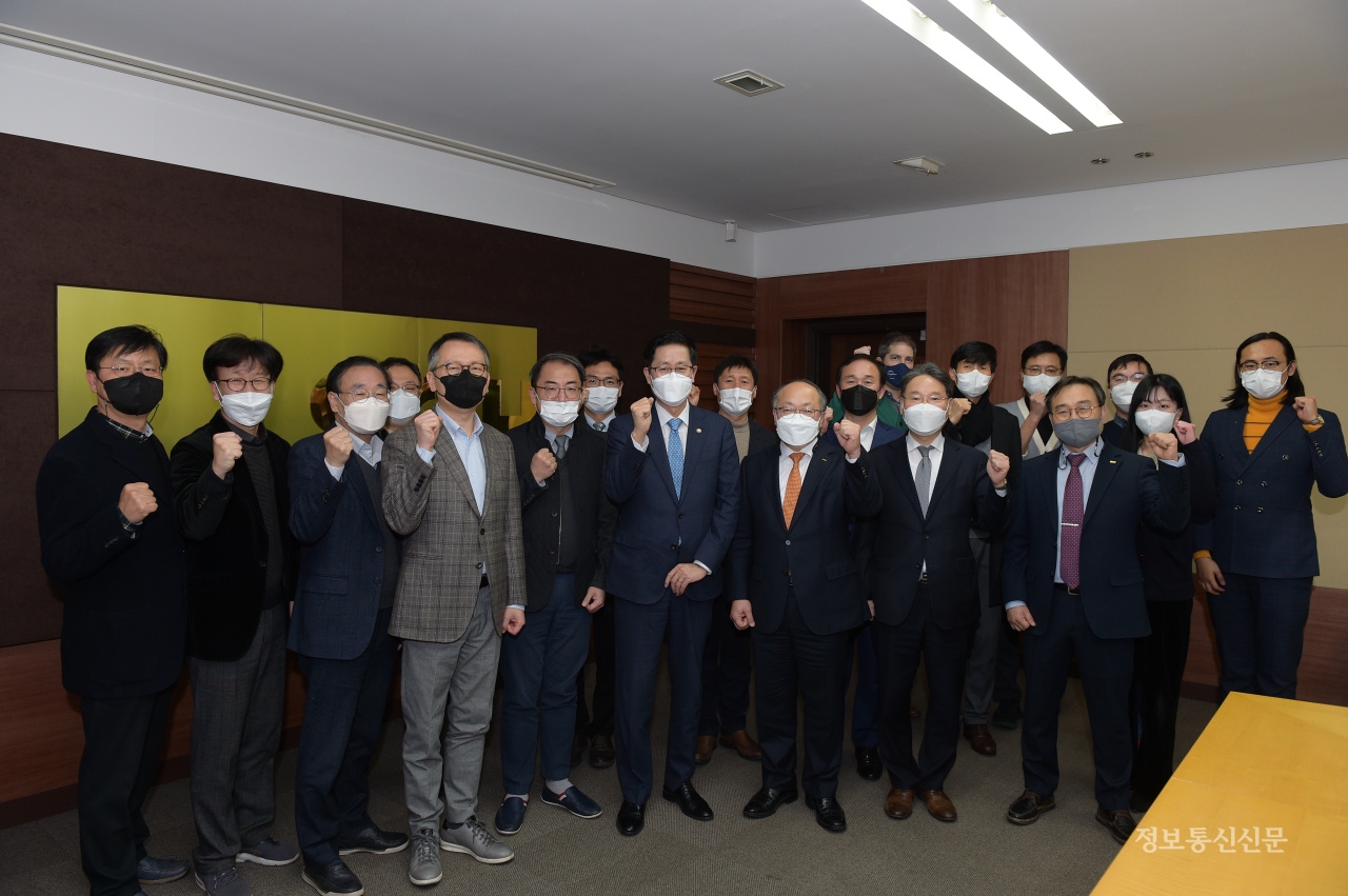 순천향대학교 융합보안대학원을 방문한 조경식 과학기술정보통신부 제2차관이 참석자들과 기념 촬영을 하고 있다. [사진=과기정통부]