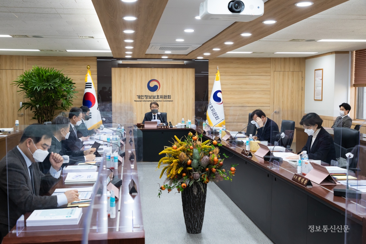 윤종인 개인정보위 위원장이 제4회 개인정보보호위원회 전체회의를 주재하고 있다. [사진=개인정보위]