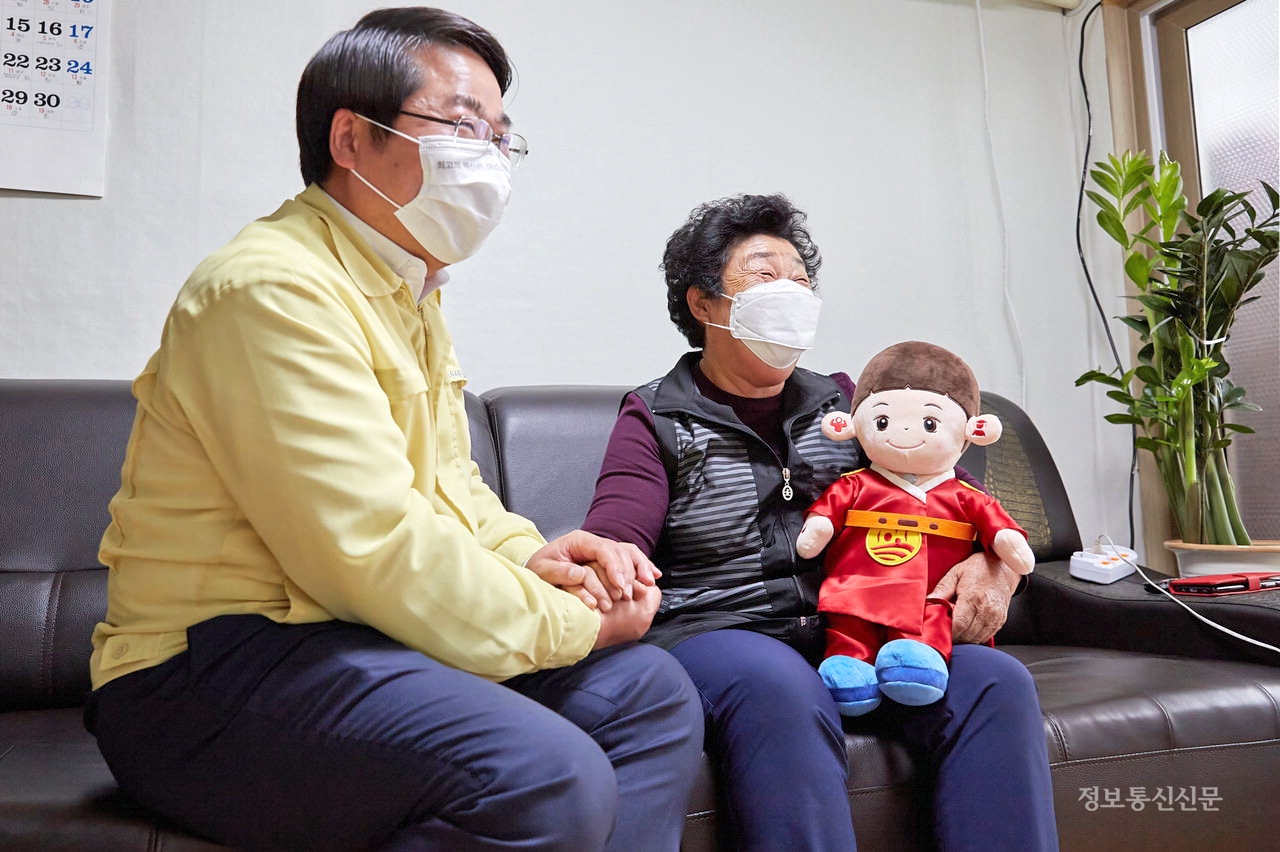 오세현 아산시장이 AI 돌봄로봇 효돌이 사용 가정을 방문해 어르신과 대화를 나누고 있다. [사진=아산시]
