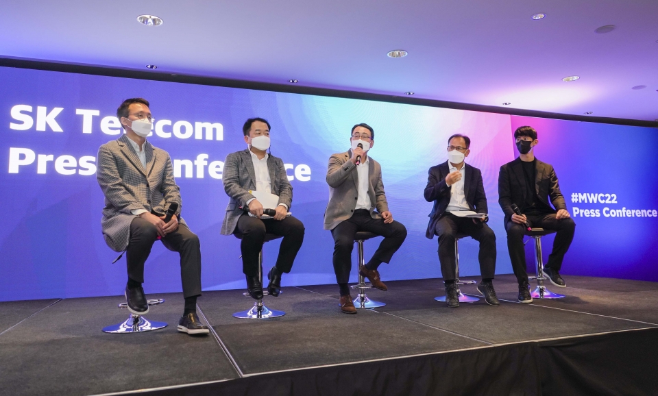 SKT 유영상 사장(사진 가운데)이 지난 28일(현지 시각) 스페인 바르셀로나에서 가진 기자간담회에서 3대 ‘Next Big-tech(메타버스, AI반도체, 양자암호)’의 글로벌 진출을 본격화 한다고 밝혔다.  사진 왼쪽부터 조익환 Metaverse개발담당, 한명진 CSO, 유영상 사장, 하민용 Innovation Suite담당, 이종민 T3K Innovation담당