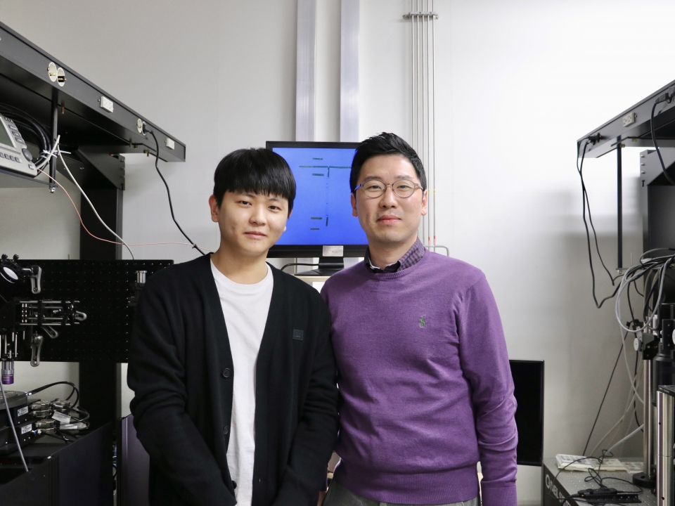 (오른쪽부터)전기전자컴퓨터공학과 권혁준 교수, 김준일 석박사통합과정생. [사진=DGIST]