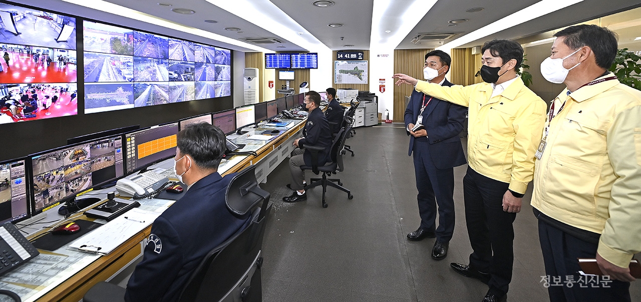 윤형중 한국공항공사 사장이 제주국제공항 공항운영센터를 방문해 공항 운영현황을 점검하고 있다. [사진=한국공항공사]