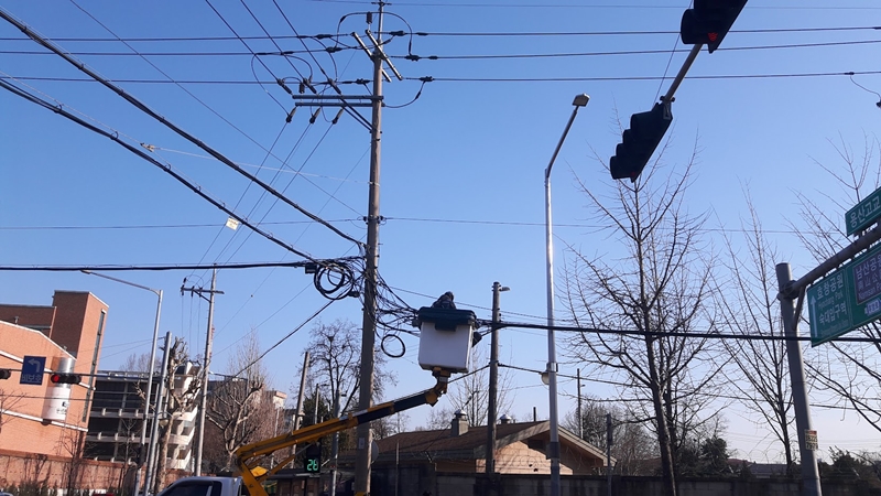 전주 위 공중선의 광케이블 접속 작업을 ‘2인 1조’로 하도록 의무화됐지만, 이에 대한 추가비용을 하도급업자에게 전가하고 있다는 지적이 일고 있다. 사진은 기사 내용과 직접 관련없음.