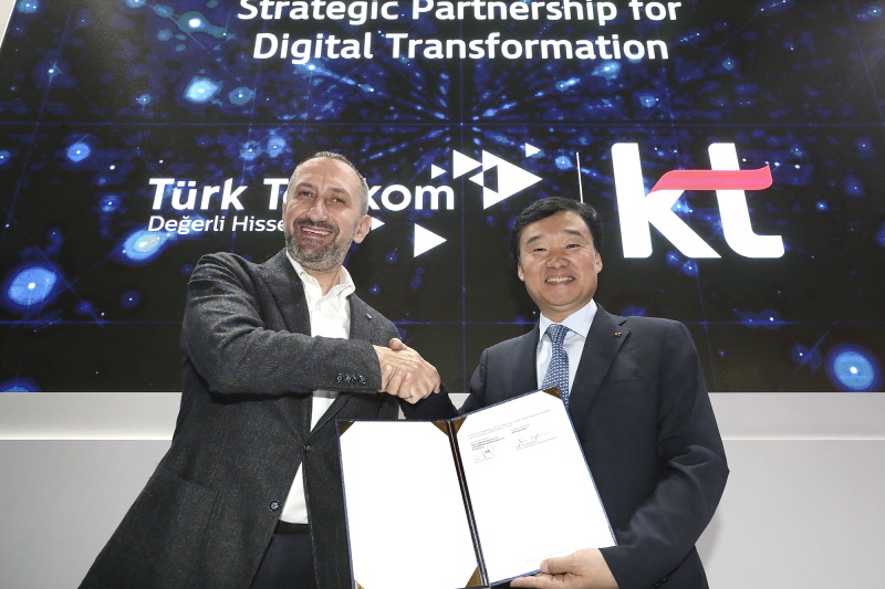 KT는 MWC 2022 스페인 현지에서 터키 1위 통신사업자 투르크텔레콤(Turk Telekom)과 KT의 다양한 DX(Digital Transformation) 서비스를 터키 고객들에게 제공하기 위한 전략적 파트너쉽 양해각서를 체결했다고 3일 밝혔다. [사진=KT]