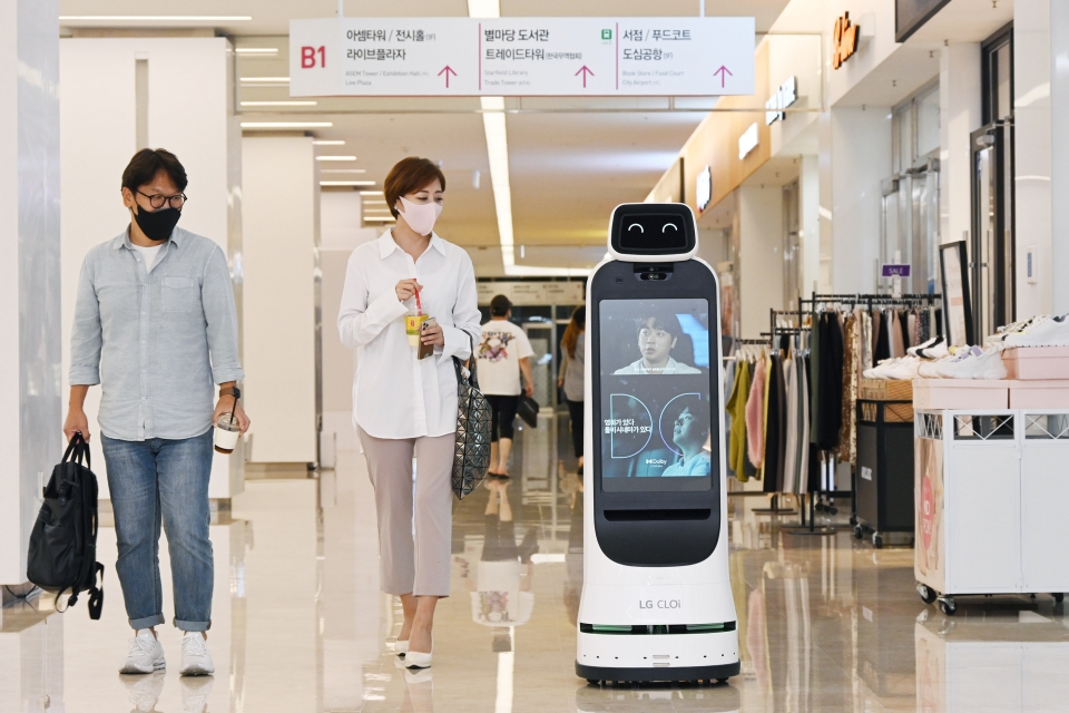 정부가 제조 및 서비스로봇 확산을 위해 2440억원의 예산을 투입키로 했다. 사진은  코엑스몰에서 운영 중인 LG 클로이 가이드봇. [사진=LG전자]